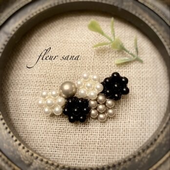 three colors brooch  3カラーモチーフのブローチ〈unique〉white・beige・blackの画像