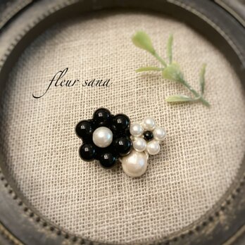 mosaic flower  モザイクフラワーのブローチ〈コットンパール〉  black・whiteの画像