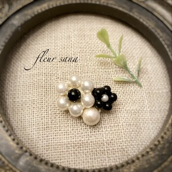 mosaic flower  モザイクフラワーのブローチ〈コットンパール〉  white・blackの画像
