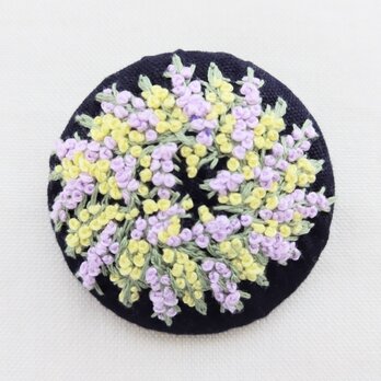 ラベンダーとミモザの 刺繍ブローチ（大)の画像