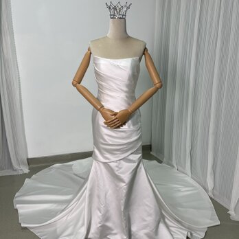 ウエディングドレス ベアトップ 光沢サテン マーメイドライン 華やかなトレーン デザイン感 結婚式の画像
