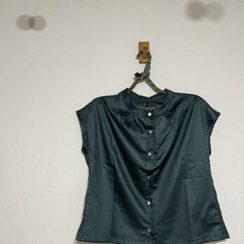 毎日着られる大人服　フレンチスリーブブラウス　コットンサテン　無地　深グリーンの画像