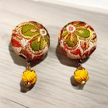 《ピアス》京都西陣織金襴の黄緑色のお花柄に絹巻き水引玉結びのきいろがキュートなくるみボタンのピアスの画像