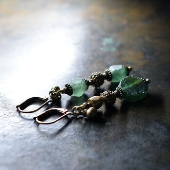 グリーンローマングラスとoldオリッサブラス＆つぶつぶブラス、民族鈴のピアス