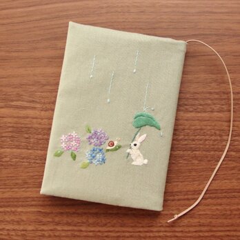 刺繍　ブックカバー　うさぎと紫陽花の画像