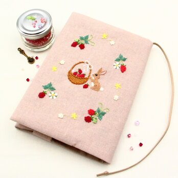 刺繍　ブックカバー　うさぎのいちご摘み　ペールピンク　の画像