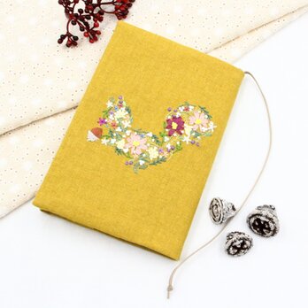 リス　秋の花　手刺繍のブックカバー　マスタードイエローの画像
