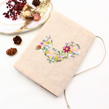 リス　秋の花　手刺繍のブックカバー　生成りの画像