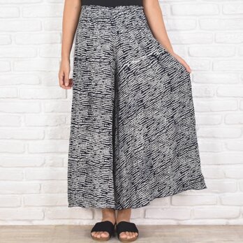 おしゃれでレアなろうけつ染めドット柄ワイドフレアパンツ　＜ブラック＞