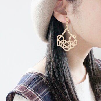 ラタン編みのピアス/イヤリング◇ 顔周りを華やかにしてくれる大ぶりアクセサリー、秋冬コーデにも映える♪の画像