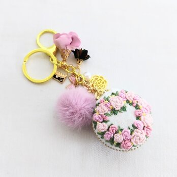ピンクのパラ刺繍のマカロン＆キーホルダーの画像