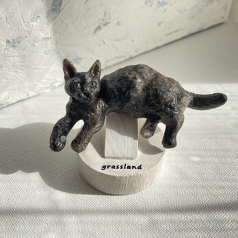 置物用の台付・木彫りの寝・飯猫のブローチ（さびちゃん）の画像