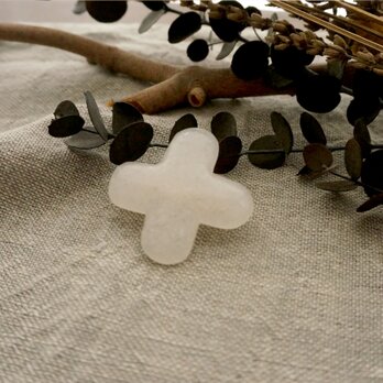 〈 cross 〉 brooch ｜ ブローチ - whiteの画像
