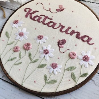 ラウンドフレーム付き刺繍ネームブック カスタムメイドネームプレート 誕生プレートの画像