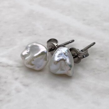 小ぶりな艶っ艶ケシパールのピアス/イヤリング バロック 小粒 真珠 スタッド チタン 6mm 7mm SV ノンホールの画像
