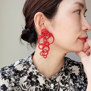 赤い大ぶり紙アートサークルピアス(イヤリング)　秋冬を彩る華やかで個性的な大人のアクセ　金属アレルギー対応可の画像