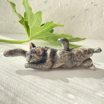 木彫りの寝・飯猫のブローチ（のびるサビちゃん）の画像