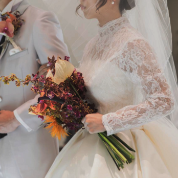 実例写真！ボレロ ハイネック 長袖 可憐な花刺繍のトップス くるみボタン 花嫁/ウェディングドレスの画像