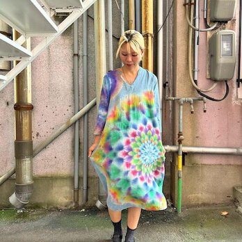 タイダイ染め　ロングワンピース　薄水色（うすみずいろ）　華やかなで大きな大曼荼羅 HD22-15の画像