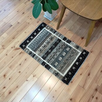 夏は涼しく冬は暖かい天然無染めラグ ガゼニラハット 肌触りが気持ちい　70x44cm　P263の画像