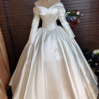 高品質！ウェディングドレス オフショルダー ロングスリーブ 光沢サテン 結婚式の画像