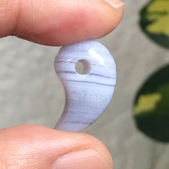 ブルーレースアゲート　勾玉　アゲート　天然石　ペンダント　チャーム　握り石　原石　アクセサリー素材の画像