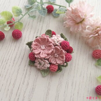 レース編み 野の花とベリーのブローチの画像