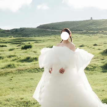 実例写真！ウェディングドレス ベアトップ リボン 柔らかく重ねたチュールスカート 可愛い 結婚式 前撮りの画像