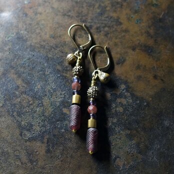 パープルローマングラスとoldオリッサブラス＆つぶつぶブラス、アンデシン、藤色ビーズのスリムなピアス