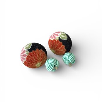 《イヤリング》京都一越ちりめん・黒地にインパクトある菊の花の包みボタンピアス☆世界に一つのデザイン