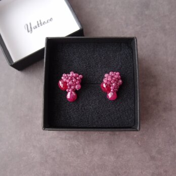 【天然石刺繍／ピアス】Ruby Earrings（Dark）の画像