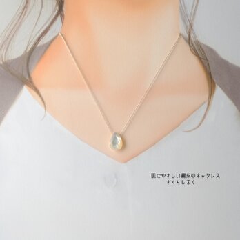 40 【天然石】マザーオブパール　14kgf　肌にやさしい絹糸のネックレスの画像
