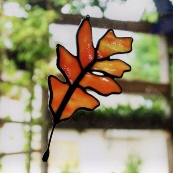 柏葉サンキャッチャーステンドグラス製、窓辺を秋の装いインテリア落葉（紅色）の画像