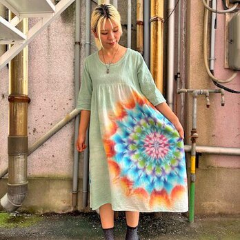 タイダイ染め　ロングワンピース　Hippies Dye最新作　 優しく淡い緑色に華やかな大曼荼羅 HD22-21の画像