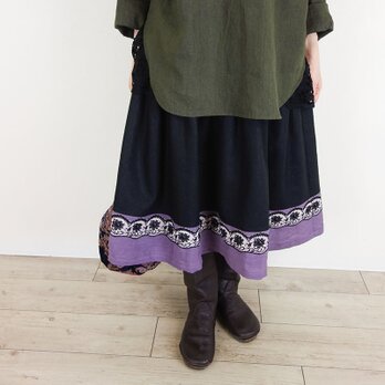 [予約販売] ブラックリネンとモーブサークル刺繍タックスカートの画像
