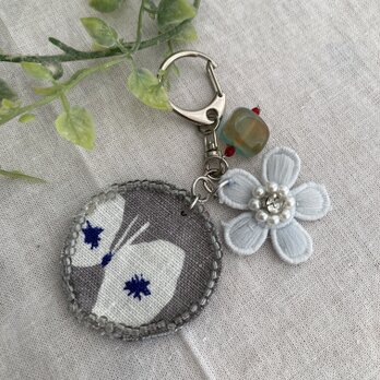 ハンドメイド ＊ミナペルホネンキーホルダー蝶々♡花チャームの画像