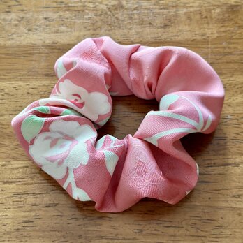 着物リメイク 濃いめピンクの花柄シュシュの画像