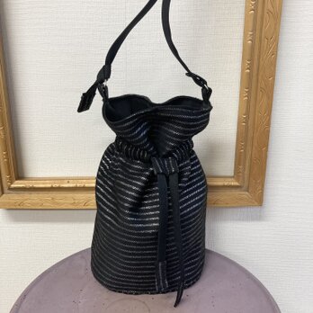 お散歩に便利❤️ミニ巾着ショルダーバッグ（黒）の画像