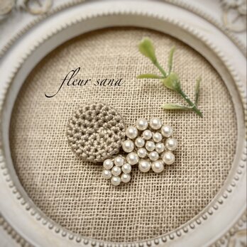 unique motif  シルキーパールとクロッシェのブローチ〈flower〉 powder brownの画像