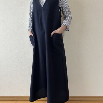立体シルエットのジャンバースカート　コットンリネン　ネイビーの画像