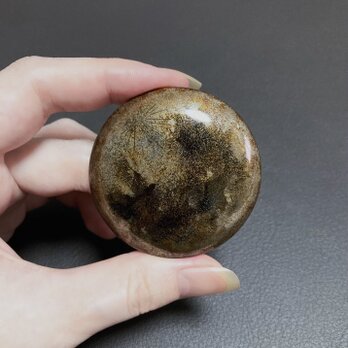 月の蒔絵ブローチ「手の中の月」 (漆塗 研ぎ出し蒔絵)の画像