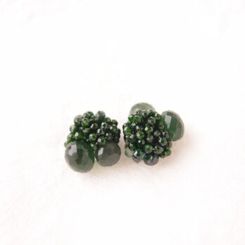 【天然石刺繍／ピアス】 Green Sandstone × Serpentine × Chromediopsideの画像