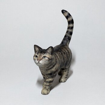 木彫り猫〈歩く(キジ)〉の画像