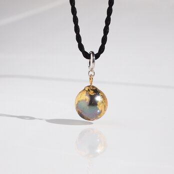地球ネックレス　金箔と10mmピーコックパールのロングネックレス　70cm長さ調節可　ユニセックスの画像