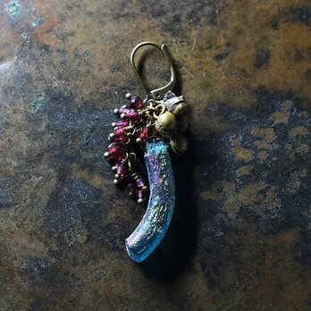 銀化ブルーローマングラスとたわわなガーネット、ハーキマーダイヤモンド、民族鈴の片耳ピアス