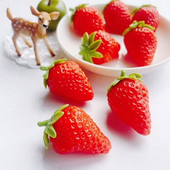 【5個】本物そっくりな苺の模型　 食品サンプル　立体 いちご　果物 ディスプレイ  5個セット　パーツの画像