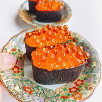 本物そっくりな　いくらの軍艦巻き　お寿司　食品サンプル　ディスプレイ  2個セット　おままごとの画像