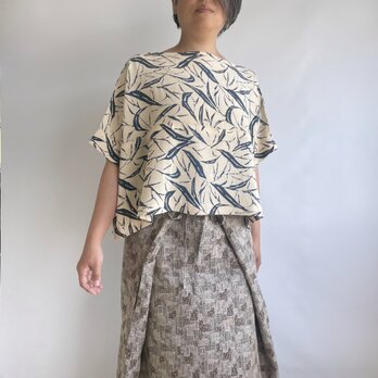 【1点もの】横づかいの幅広プルオーバー 袖付き 総手縫い -絹 羽織 解き 生成りに青草 （ヴィンテージ） POW506の画像