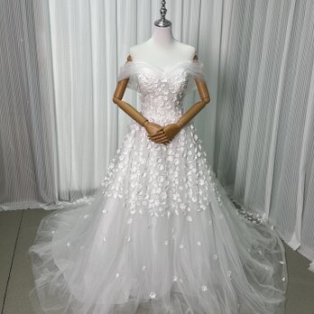 人気上昇！ウエディングドレス オフショルダー 花モチーフ 華やかなトレーン 編み上げ 拳式/前撮りの画像