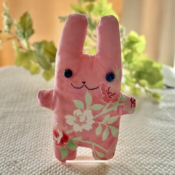 着物リメイク【和柄】ピンクの花柄のうさぎのぬいぐるみ「フニータ」の画像